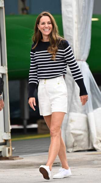 Kate Middleton a assorti sa marinière à un short blanc d'inspiration nautique, ce dimanche 31 juillet, à Plymouth