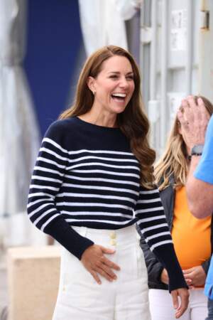 Kate Middleton, très enthousiaste à l'idée de monter à bord du catamaran de l'équipe de Grande-Bretagne avant la course SailGP, à Plymouth, ce dimanche 31 juillet