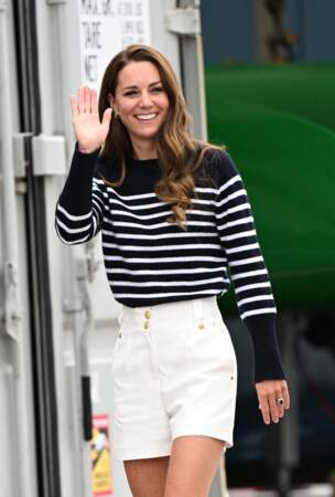 Kate Middleton, magnifique dans sa tenue d'inspiration marine, ce dimanche 31 juillet à Plymouth