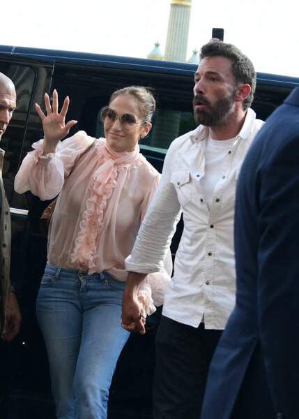 Pour cette sortie parisienne en compagnie de son mari Ben Affleck, Jennifer Lopez a misé sur une blouse rose poudrée Dolce & Gabbana