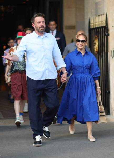 Jennifer Lopez, sublime en robe bleu électrique Alexander McQueen, en compagnie de son époux Ben Affleck, ce 25 juillet, à Paris