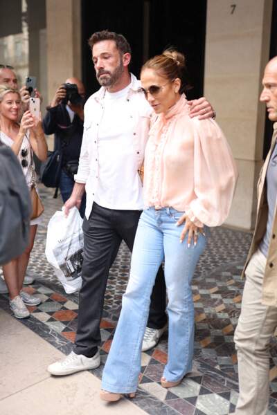 Ben Affleck et sa femme Jennifer Lopez ont quitté l'hôtel Costes par une porte dérobée à Paris, pendant leur lune de miel, le 25 juillet 