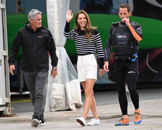 Kate Middleton, tout sourire, dans sa tenue d'inspiration nautique, à Plymouth, ce dimanche 31 juillet