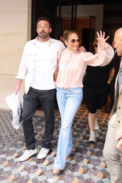 En voyages de Noces à Paris, Jennifer Lopez a fait le choix d'une blouse vaporeuse et d'un jean clair