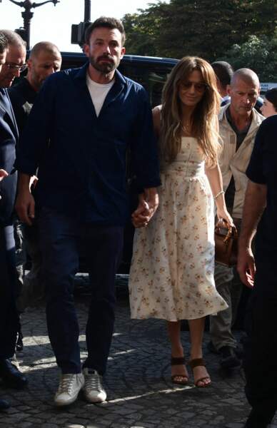 Jennifer Lopez a opté pour une robe blanche à fleurs signée Reformation lors de sa lune de miel avec Ben Affleck, le 23 juillet.