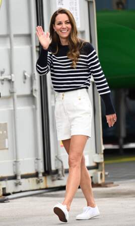 Kate Middleton en marinière bleu nuit et blanche Erdem, ce dimanche 31 juillet, à Plymouth