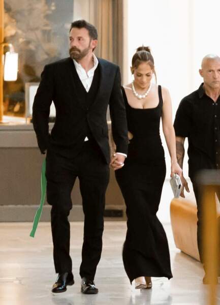 Jennifer Lopez, dans une sublime robe Et Ochs, pour célébrer son 53e anniversaire, en compagnie de son mari Ben Affleck, le 24 juillet
