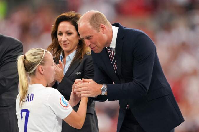 Le prince William fou de joie pour remettre le trophée de l'Euro féminin 2022 à l'Angleterre après sa victoire face à l'Allemagne, au Stade Wembley de Londres, le 31 juillet 2022