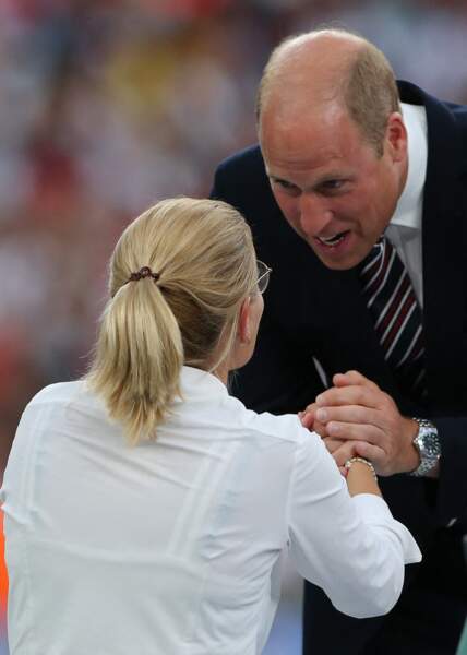 le prince William remercie l'entraîneur Sarina Wiegman pour la victoire de l'équipe d'Angleterre lors de la finale de l'Euro Féminin 2022 au Stade Wembley de Londres, le 31 juillet 2022