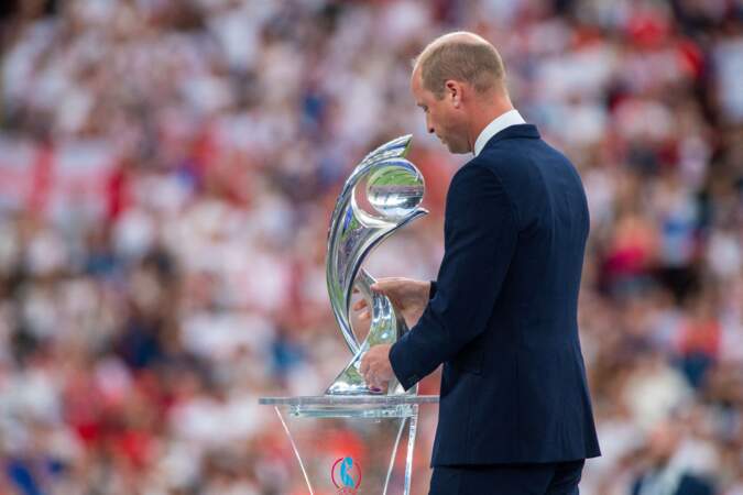 Le prince William remet le trophée à l'équipe d'Angleterre, grande gagnante de l'Euro 2022, au stade Wembley à Londres, le 31 juillet 2022