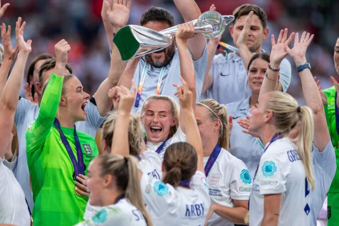 Grandes gagnantes de l'Euro Féminin 2022 face à l'Allemagne, les footballeuses de l'équipe d'Angleterre laissent exploser leur joie lors de la remise du trophée au Stade Wembley de Londres, le 31 juillet 2022