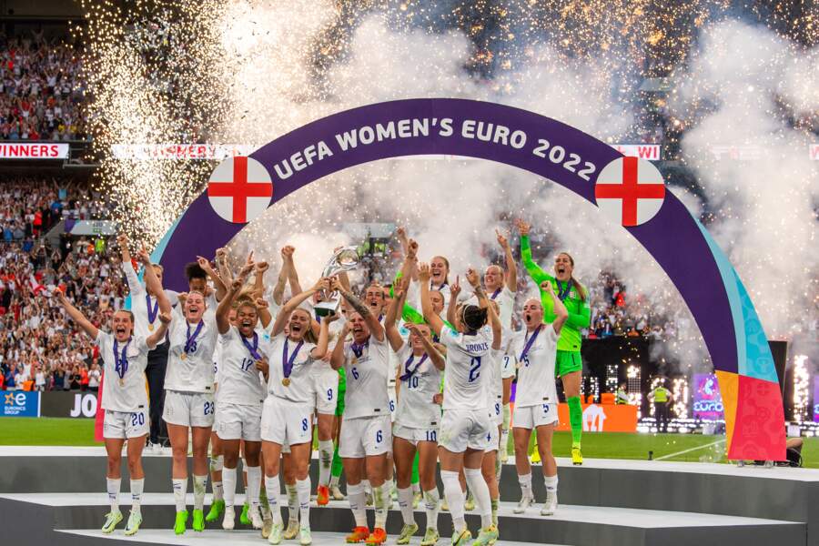 Dans un stade à guichet fermé et leur public, les footballeuses de l'équipe d'Angleterre remportent leur premier titre de championne d'Europe face à l'Allemagne, au Stade Wembley de Londres, le 31 juillet 2022