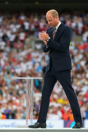 Le fils aîné du prince Charles très ému avant de remettre le trophée à l'équipe de foot d'Angleterre, vainqueur de l'Euro féminin 2022, au Stade Wembley de Londres, le 31 juillet 2022