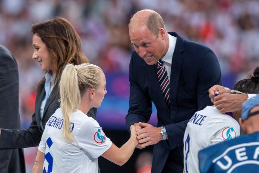 Le prince William applaudit la prouesse de l'équipe d'Angleterre, vainqueur de l'Euro Féminin 2022 face à l'Allemagne, au Stade Wembley de Londres, le 31 juillet 2022