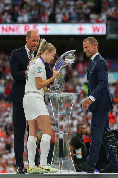 Le prince William remet le trophée à l'équipe d'Angleterre, grande gagnante de l'Euro 2022, au stade Wembley à Londres, le 31 juillet 2022