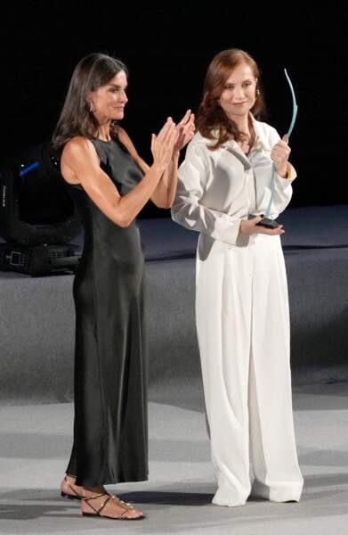 Isabelle Huppert et la reine Letizia d'Espagne : duo glamour en noir et blanc