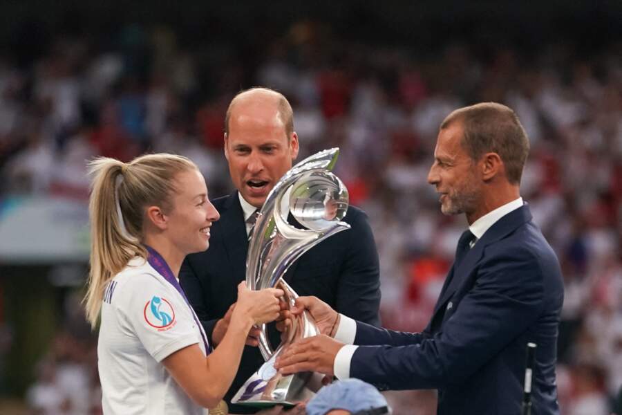 Le prince William laisse exploser sa joie lors de la remise du trophée à l'équipe d'Angleterre, grande gagnante de l'Euro Féminin 2022, au Stade Wembley de Londres, le 31 juillet 2022