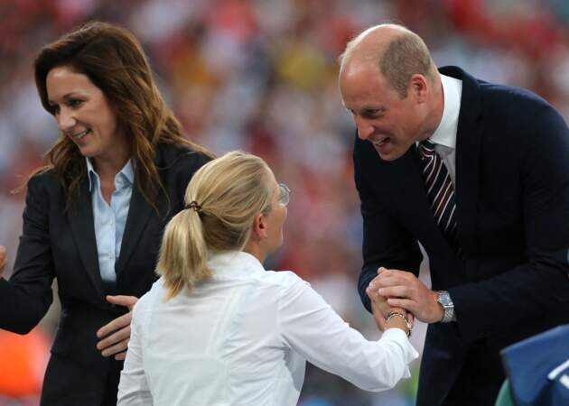 Très heureux de la victoire des Lionnes, le prince Charles félicite les joueuses de l'équipe d'Angleterre lors de la finale de l'Euro Féminin 2022, au Stade Wembley de Londres, le 31 juillet 2022