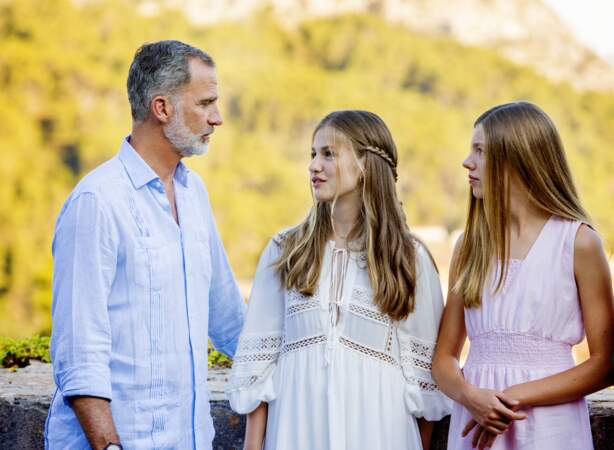 Le roi Felipe VI avec ses deux filles Leonor et Sofia aux longs cheveux blonds à Palma de Majorque, le 1er août 2022.