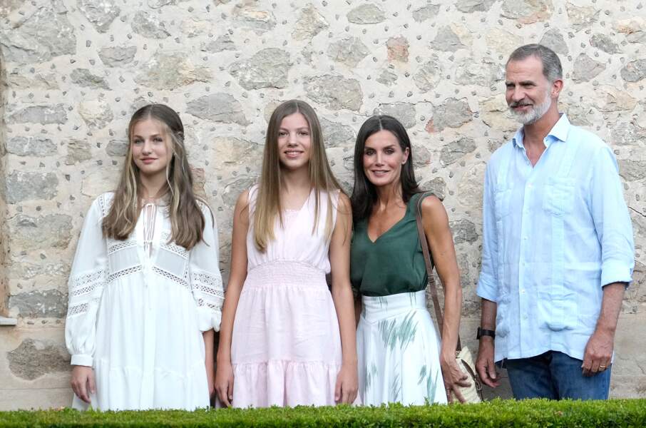 Le roi Felipe VI et la reine Letizia, la princesse Leonor et l'infante Sofia d'Espagne, visitent le monastère de Valldemossa à Palma de Majorque, le 1er août 2022.