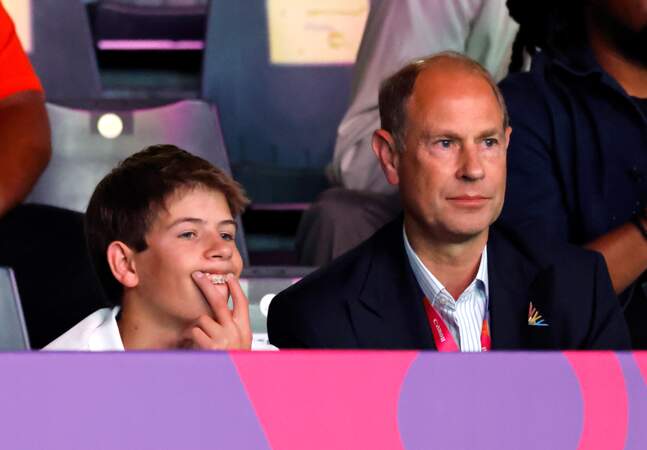 James Windsor, vicomte Severn, le petit frère de Lady Louise Windsor âgée de 14 ans, exhibant sa plus jolie grimace aux jeux du Commonwealth, organisés à Birmingham (Angleterre), le 1er août 2022