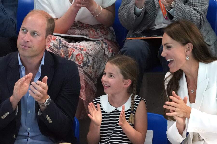 La princesse Charlotte, sœur du prince George et du prince Louis, a applaudi les nageurs, alors qu’elle était présente avec le duc et la duchesse de Cambridge aux XXIIe Jeux du Commonwealth ce mardi 2 août 2022.  