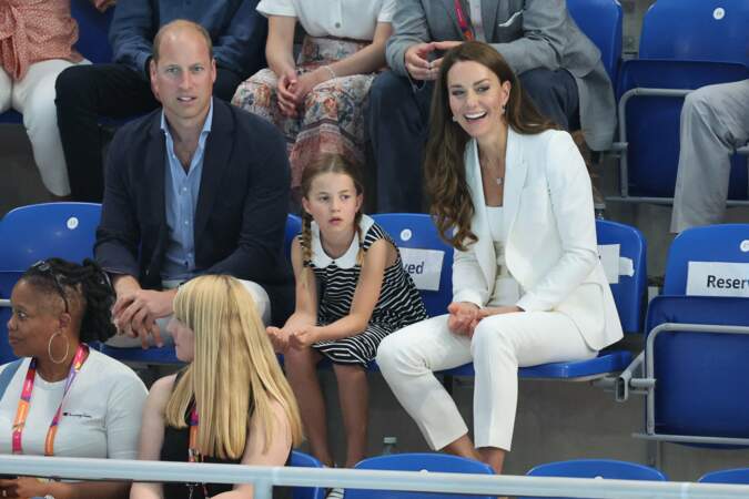 Le prince William et Kate Middleton avec leur fille la princesse Charlotte aux épreuves de natation des Jeux du Commonwealth, le 2 août 2022 à Birmingham.