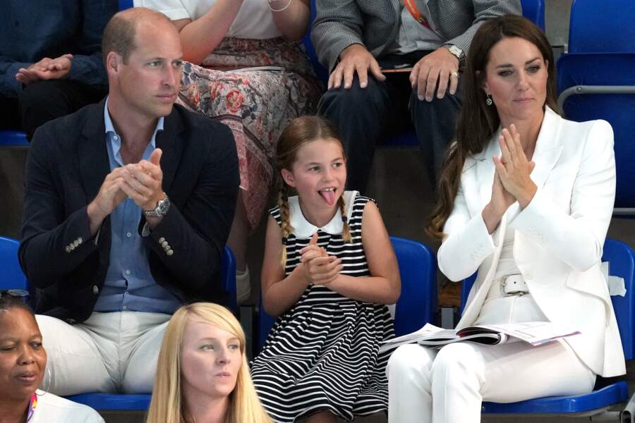 Présents à Birmingham Ce mardi 2 août 2022 pour assister aux épreuves regroupant des athlètes issus des 72 nations du Commonwealth, Kate Middleton, le prince William et leur fille la princesse Charlotte ont été aperçus plus complices que jamais.     