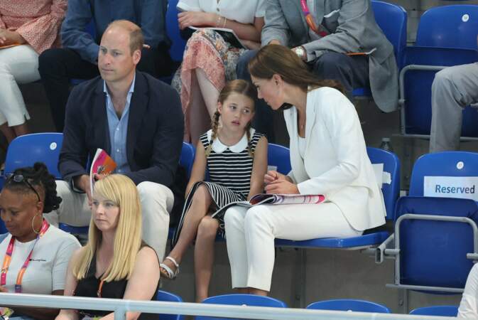 Les Windsor se relayent pour venir soutenir l’Angleterre : ce mardi 2 août 2022, c’est la Princesse Charlotte, accompagnée de ses parents, le duc et la duchesse de Cambridge, qui sont venus applaudir l’équipe anglaise.  