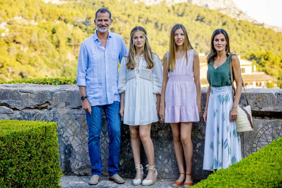 Leonor et Sofia en robe courte et pastels quand Letizia d'Espagne opte pour la jupe longue imprimée