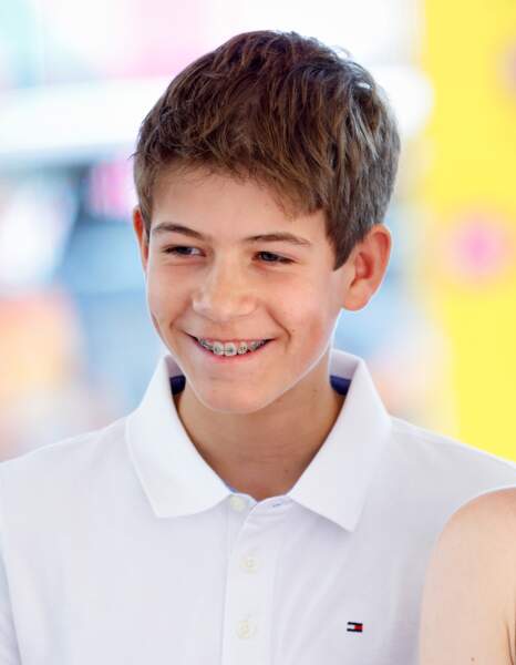 James Windsor, vicomte Severn, le petit frère de Lady Louise Windsor âgé de 14 ans, souriant de toutes ses bagues, aux jeux du Commonwealth, organisés à Birmingham (Angleterre), le 1er août 2022