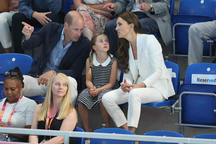 Après le Prince Charles, c’est au tour de Kate Middleton et du Prince William de venir soutenir l’Angleterre aux XXIIe Jeux du Commonwealth le mardi 2 août 2022, avec leur fille la princesse Charlotte.  