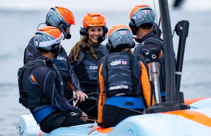 Kate Middelon assure à la barre lors d'une sortie nautique, le 1er août 2022