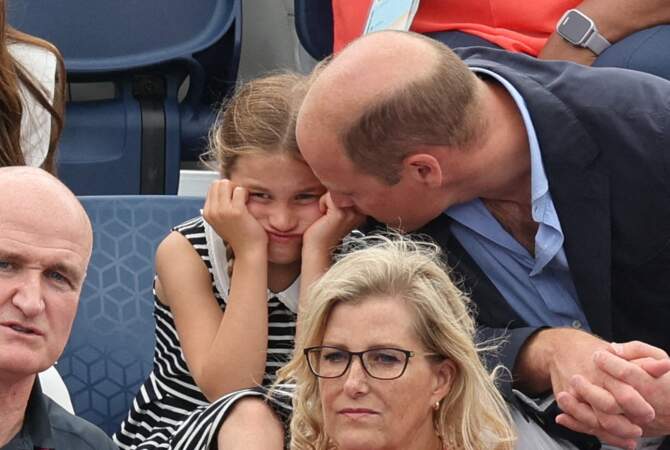 Le prince William réconforte sa fille, la princesse Charlotte, qui fatigue au moment des épreuves de natation des Jeux du Commonwealth, le mardi 2 août. 