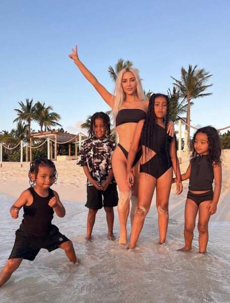 Kim Kardashian instagram en mode maman avec un deux-pièces brassière noir le 13 juillet 2022