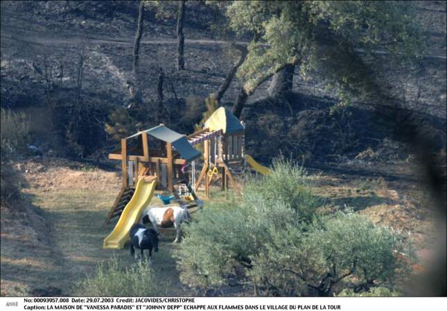 En 2003, la maison de Vanesse Paradis et Johnny Depp échappe de peu à un feu de forêt.