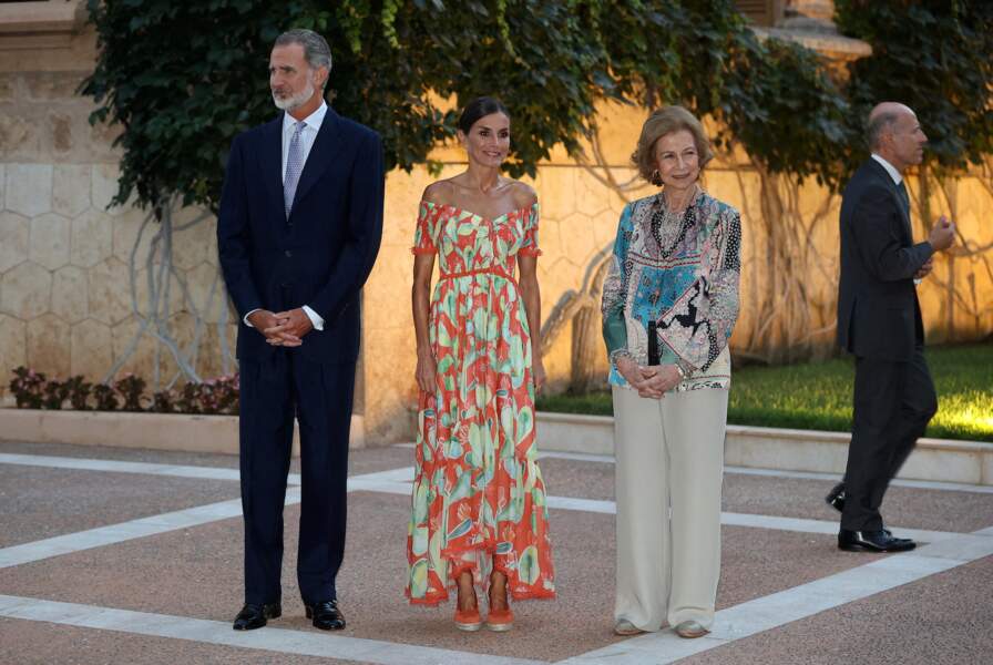 Le roi Felipe VI et la reine Letizia d'Espagne avec la reine Sofia, reçoivent les autorités locales dans leur résidence d'été au palais Miravent à Palma de Majorque, le 4 aout 2022.