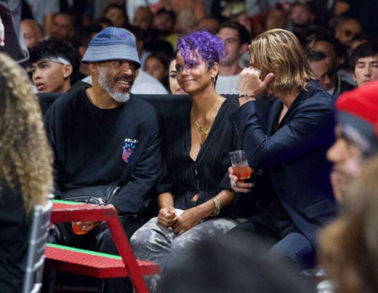 Halle Berry arborant ses cheveux violets lors d’un match de boxe, à Los Angeles (États-Unis), le jeudi 4 août 2022.