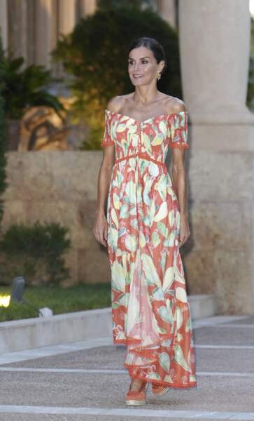 Letizia d'Espagne divine dans une robe flashy très tendance été 2022