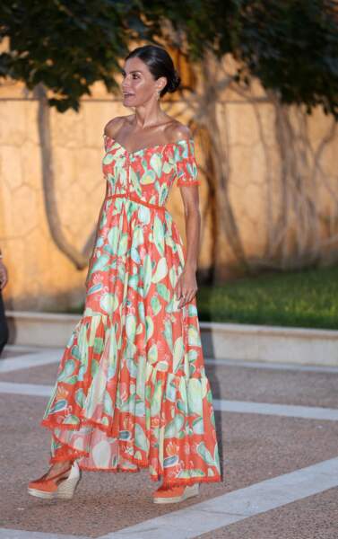 Letizia d'Espagne magnifique dans sa robe longue fendue et colorée signée Chao Ruiz Ibiza à 439€