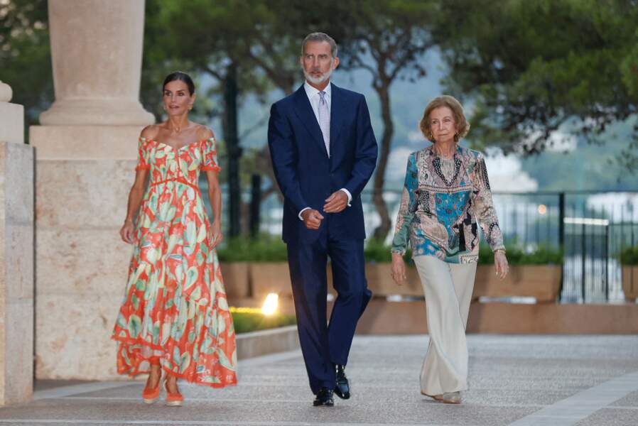Le roi Felipe VI et la reine Letizia d'Espagne avec la reine Sofia, reçoivent les autorités locales dans leur résidence d'été au palais Miravent à Palma de Majorque, le 4 août 2022.