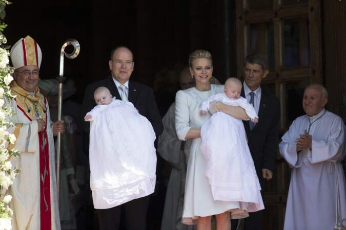 Charlène de Monaco et Albert Ier à la sortie du baptême de leurs enfants Jacques et Gabriella, à Monaco le 10 mai 2015.