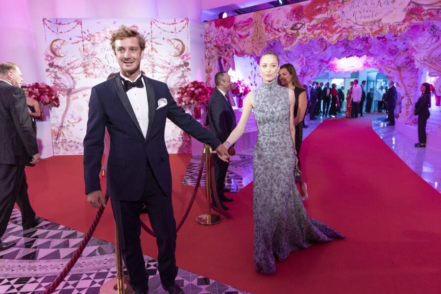 Pierre Casiraghi et Beatrice Borromeo en robe longue en soie brodée bleue signée Dior, lors du Bal de la Rose au Sporting Club de Monaco, le 8 juillet 2022.