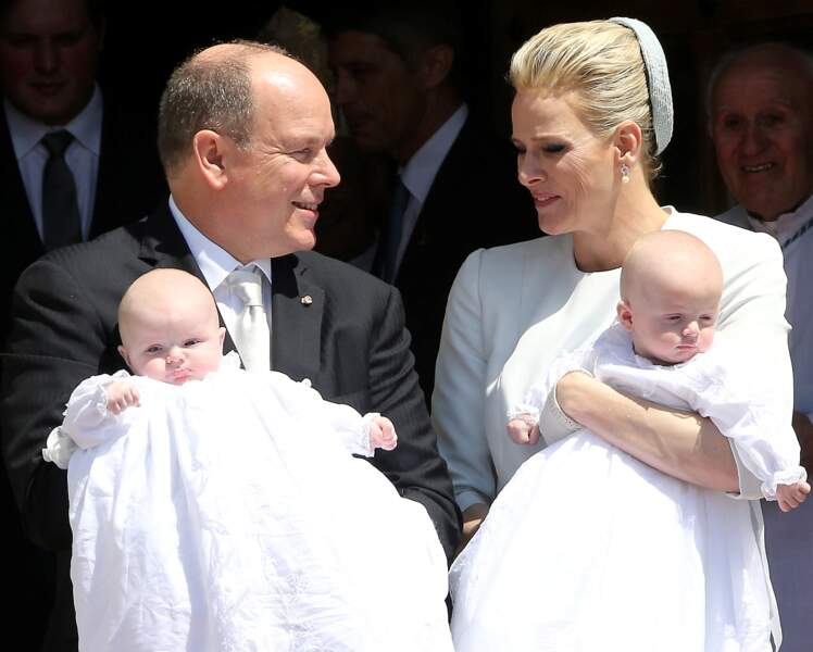 Charlène de Monaco habillée en Dior avec ses jumeaux Jacques et Gabriella, vêtus de robes de baptême Dior et Albert Ier à Monaco le 10 mai 2015.