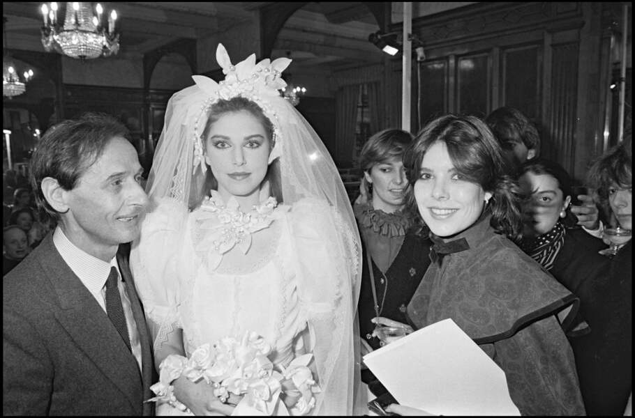 La princesse Caroline de Monaco avec le couturier Marc Bohan lors du défilé Christian Dior collection printemps-été 1983.