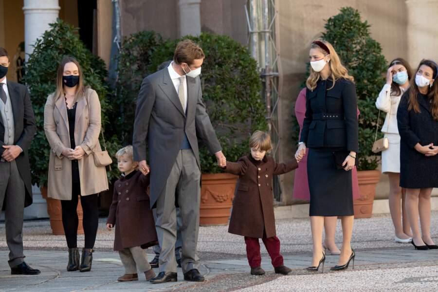 Pierre Casiraghi, Beatrice Borromeo, très élégante en Dior, et leur fils Fransesco réunis pour une cérémonie de remise de médaille dans la cours du Palais de Monaco lors de la Fête Nationale, le 19 novembre 2020.
