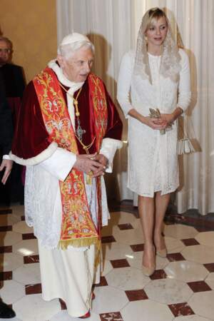 La princesse Charlene de Monaco habillée d'une robe signée Dior pour rencontrer le pap Benoît XVI au Vatican en 2013. 