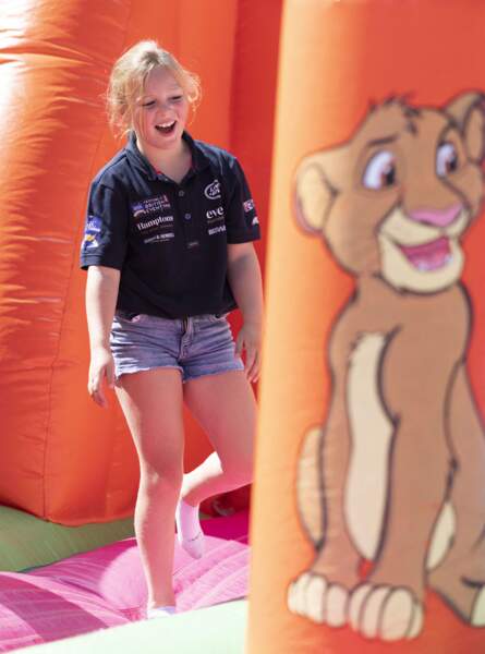 Mia Tindall, la fille de la cavalière Zara Phillips, s'amuse lors de l'ouverture du Magic Millions Festival of British Eventing à Minchinhampton, le 5 août 2022