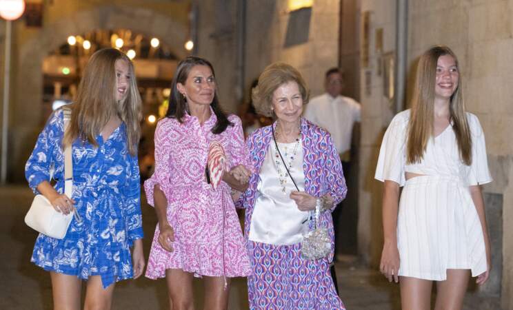 La robe très courte de la reine Letizia a fait sensation, elle n'avait pas montré ses genoux depuis 2018.