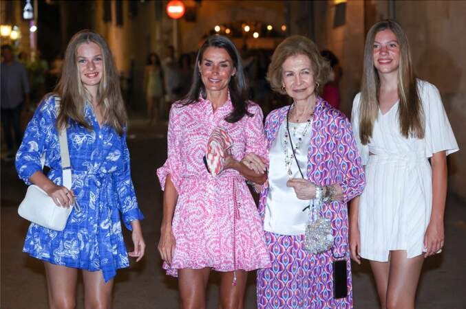 Letizia d'Espagne entourée de ses filles et sa belle-mère Sofia d'Espagne, le 7 août 2022